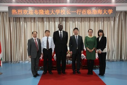 ��¡�ϴ�ѧУ��Gaston HAKIZA����һ�е��ò�����ѧ����ѧԺ