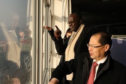 ��¡�ϴ�ѧУ��Gaston HAKIZA����һ�е��ò�����ѧ����ѧԺ