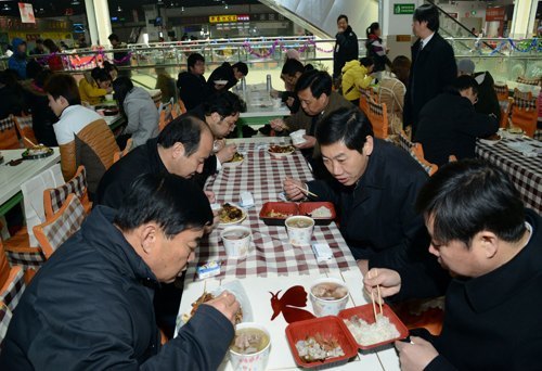 省有关部门领导深入学生食堂与学生共进午餐