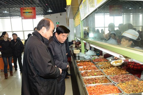 省有关部门领导深入学生食堂与学生共进午餐