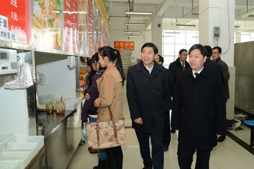 省有关部门领导深入学生食堂与学生共进午餐