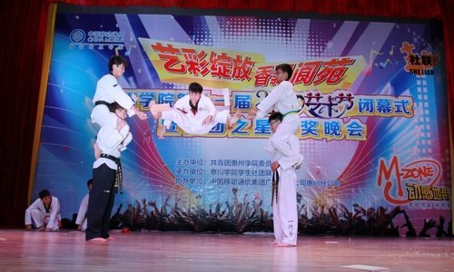 ����ѧԺ���е�ʮһ�����������ڱ�Ļʽ������֮�ǰ佱����