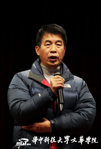 华中科技大学文华学院学生党员学习党章新内容 跟随党的脚步与时俱进