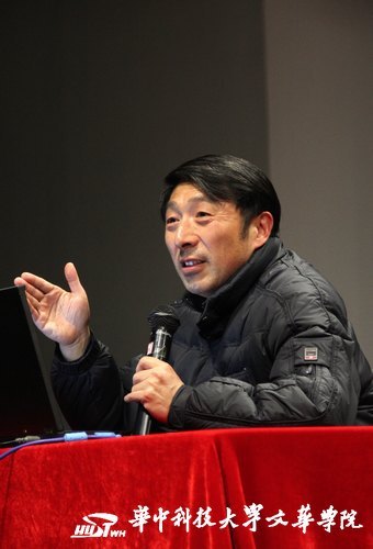 华中科技大学文华学院学生党员学习党章新内容 跟随党的脚步与时俱进