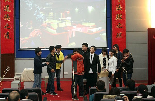 �������մ�ѧԺ���е��Ľ���·��ƾ����