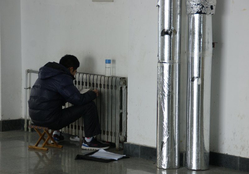 文经学子冒雪自习 备战期末