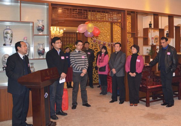 潍坊学院领导与外籍教师共庆圣诞