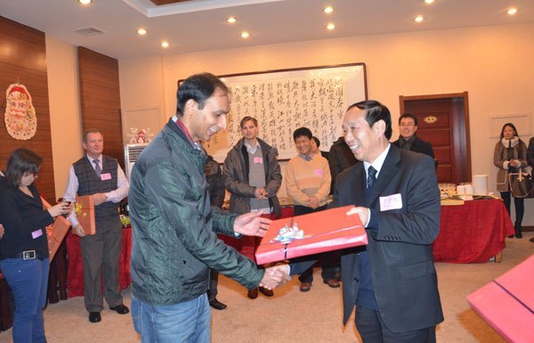 潍坊学院领导与外籍教师共庆圣诞