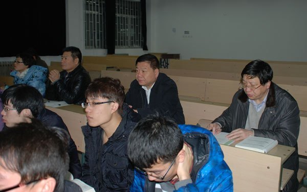 辛丕宏到物理与光电工程学院听课