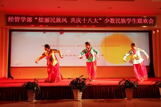 “绚丽民族风 共庆十八大”少数民族学生新年联欢会举行