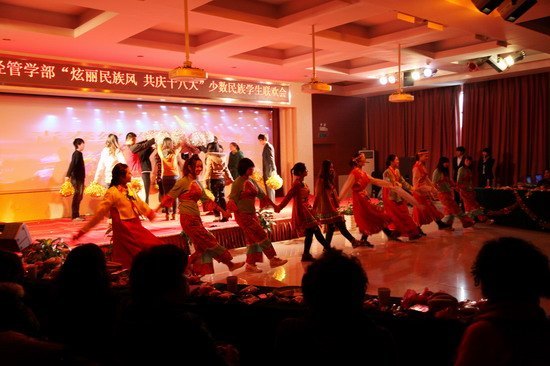 “绚丽民族风 共庆十八大”少数民族学生新年联欢会举行