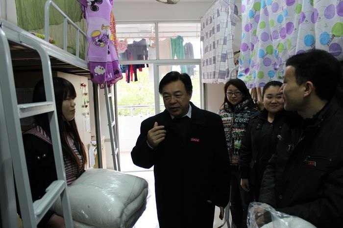 校领导看望留校贫困学生