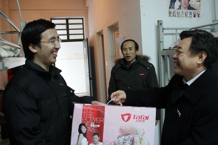 校领导看望留校贫困学生