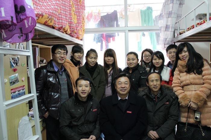 校领导看望留校贫困学生