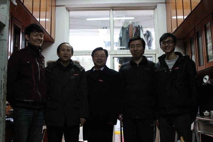 校领导看望留校贫困学生