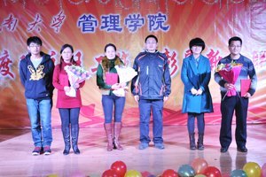 管理学院2012年度班主任工作表彰暨新年联欢会成功举行
