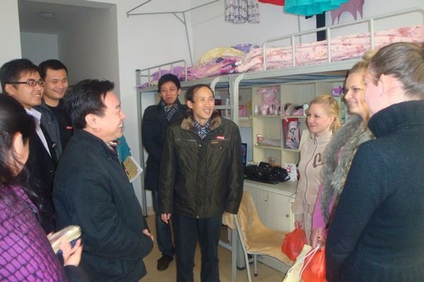 校领导看望乌克兰留学生 送去节日祝福
