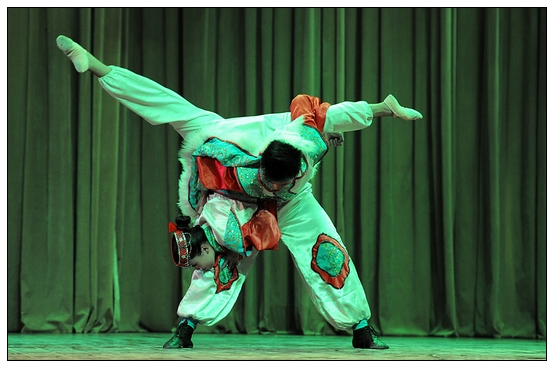 ����ѧԺ�׽��赸���ڲ������þ��б�ҵ�㱨�ݳ�