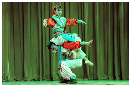 ����ѧԺ�׽��赸���ڲ������þ��б�ҵ�㱨�ݳ�