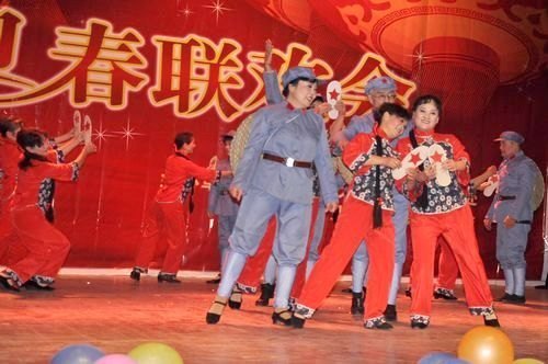 学校举办离退休教职工2013年迎春联欢会