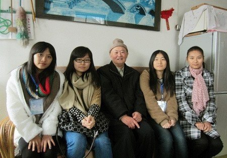 校友工作协会志愿者走访老校友