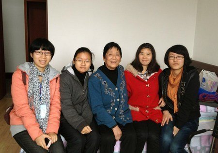 校友工作协会志愿者走访老校友