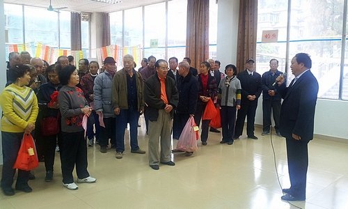 离退休人员新春游园乐开怀