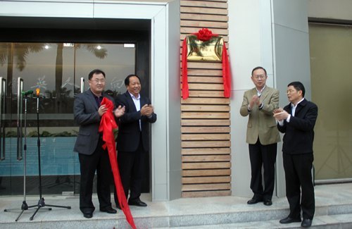 “惠阳区校友捐建校史馆”纪念牌揭幕