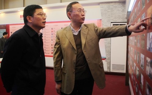 “惠阳区校友捐建校史馆”纪念牌揭幕