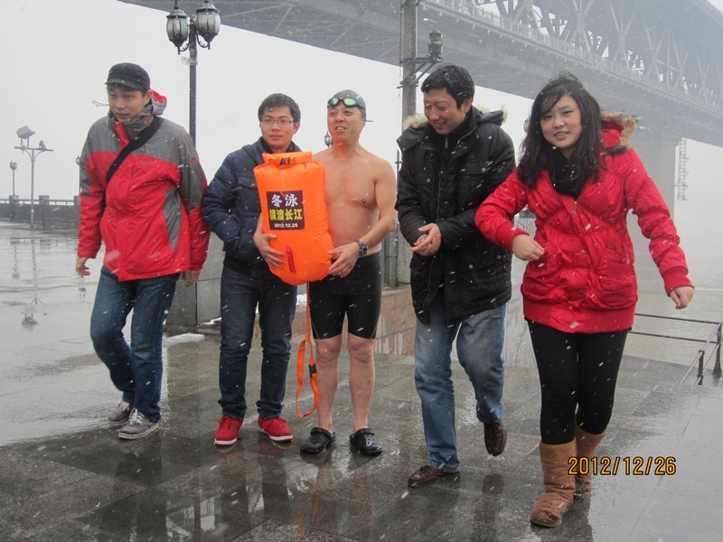 华中科技大学文华学院资产处处长卢会军参加纪念毛主席诞辰119周年渡江活动