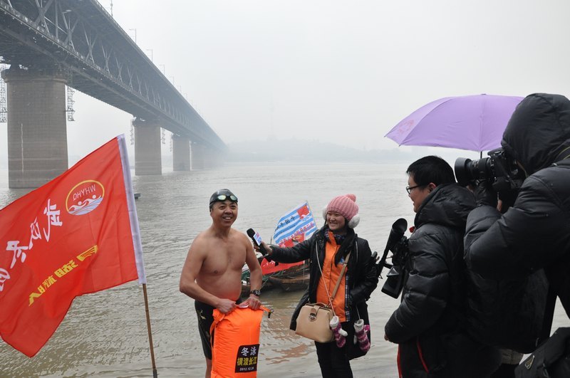 华中科技大学文华学院资产处处长卢会军参加纪念毛主席诞辰119周年渡江活动