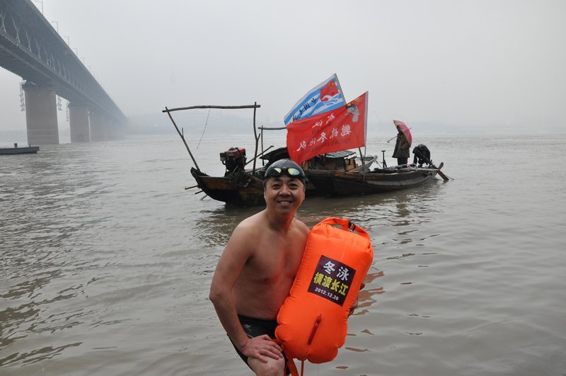 华中科技大学文华学院资产处处长卢会军参加纪念毛主席诞辰119周年渡江活动