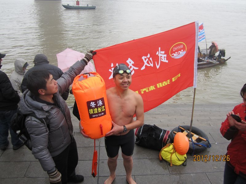 华中科技大学文华学院资产处处长卢会军参加纪念毛主席诞辰119周年渡江活动