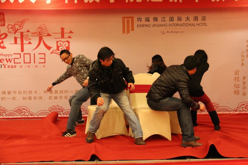 科技学院举办2013年迎新年教职工团拜会