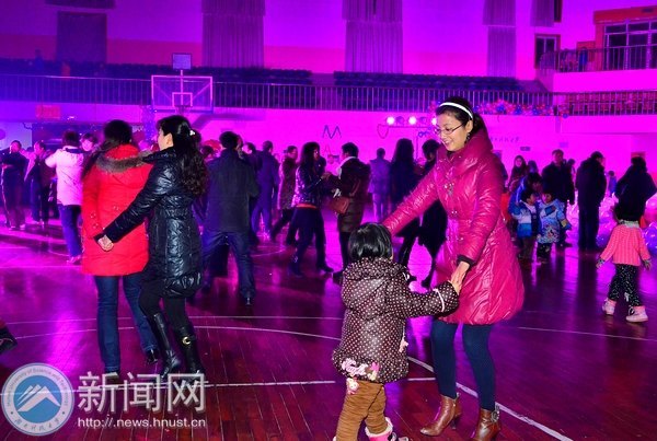 “欢乐与祥和”迎新年教职工交谊舞晚会精彩上演