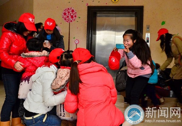 湖南科技大学“圣诞老人”为湘潭市儿童福利院送温暖