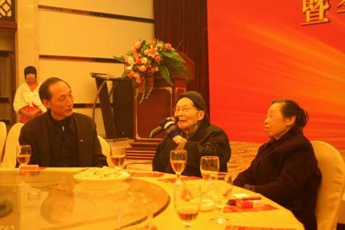 肇庆学院祝贺李启清教授九十大寿 和飞出席庆典活动