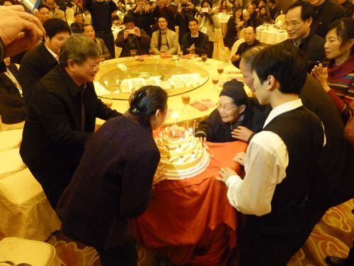 肇庆学院祝贺李启清教授九十大寿 和飞出席庆典活动