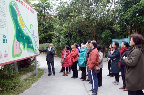 文学院教工党员参观八一农场 听贾东亮介绍现代农业情况