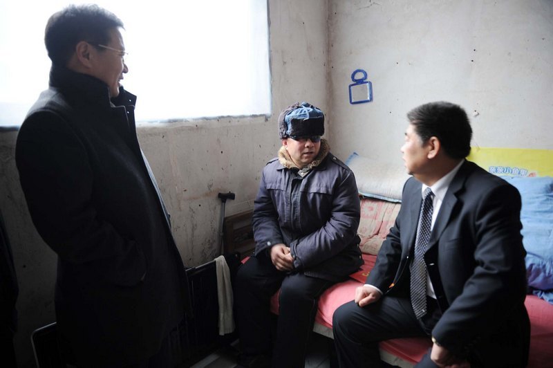 滨州学院和彭李街道办事处领导一同看望贫困学生