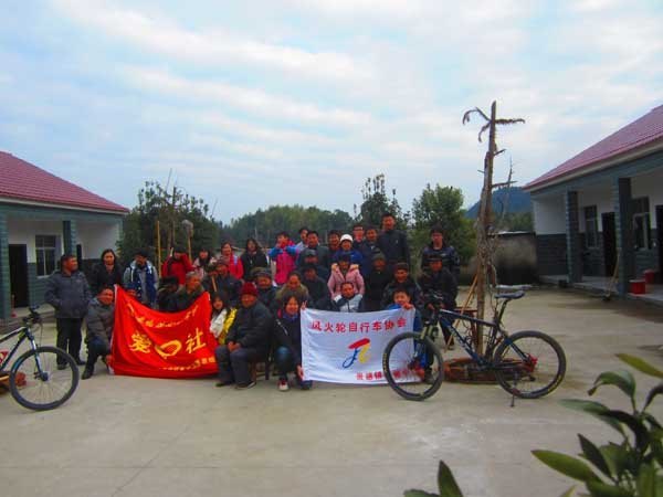 �������մ�ѧԺ����־Ը���߽�����Ժ��չ���ľ��ϻ