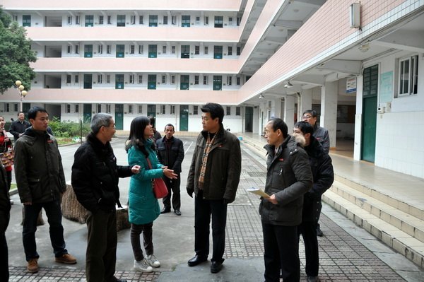 马国防书记深入学生公寓调研