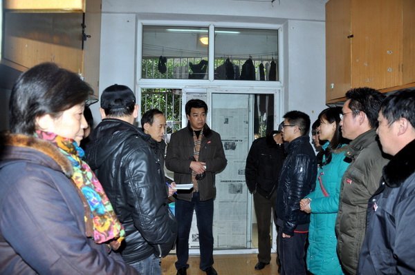 马国防书记深入学生公寓调研