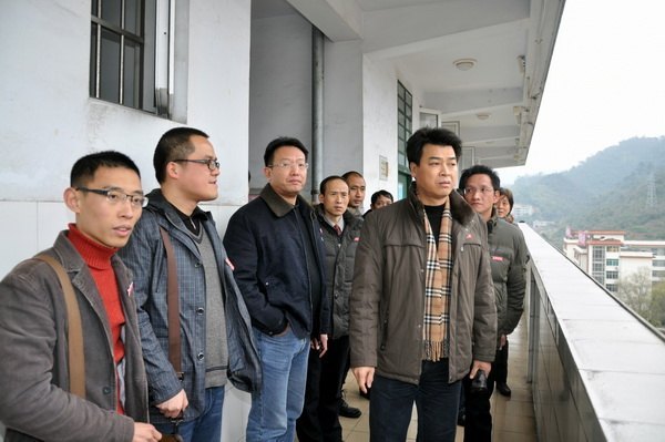 马国防书记深入学生公寓调研