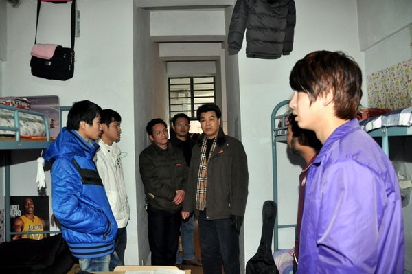 马国防书记深入学生公寓调研