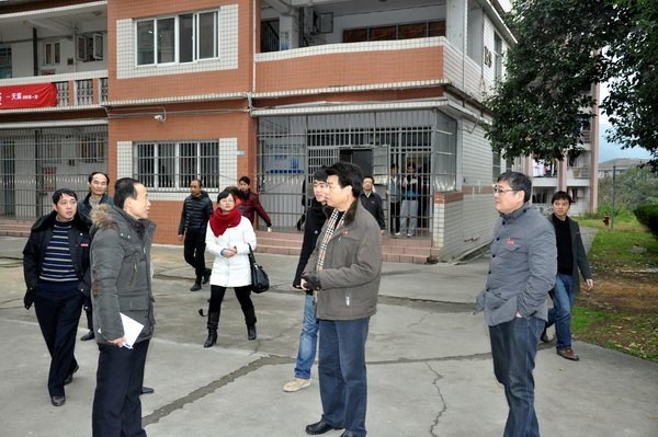 马国防书记深入学生公寓调研