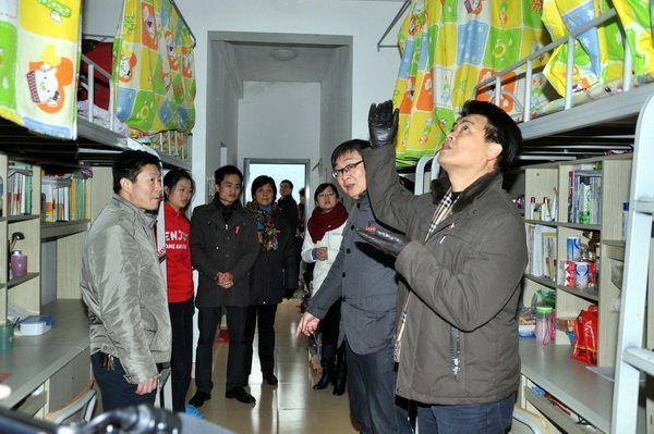 马国防书记深入学生公寓调研