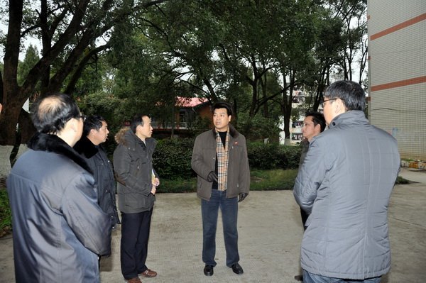 马国防书记深入学生公寓调研