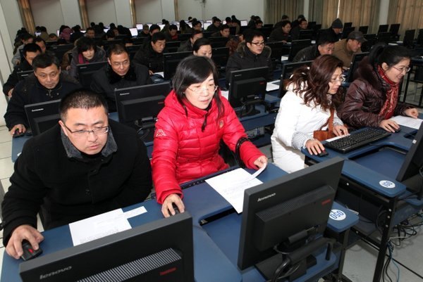 常州工学院举行2012年度校领导、部门述职及民主测评大会