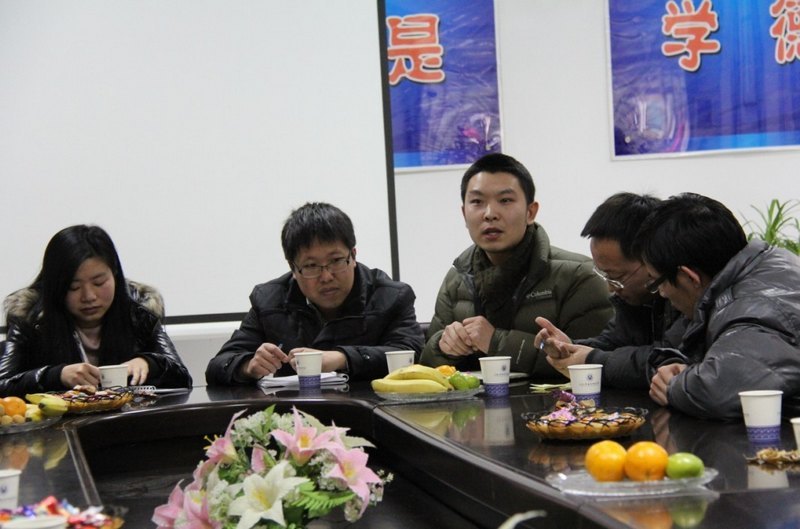 院领导与青年教师代表亲切座谈